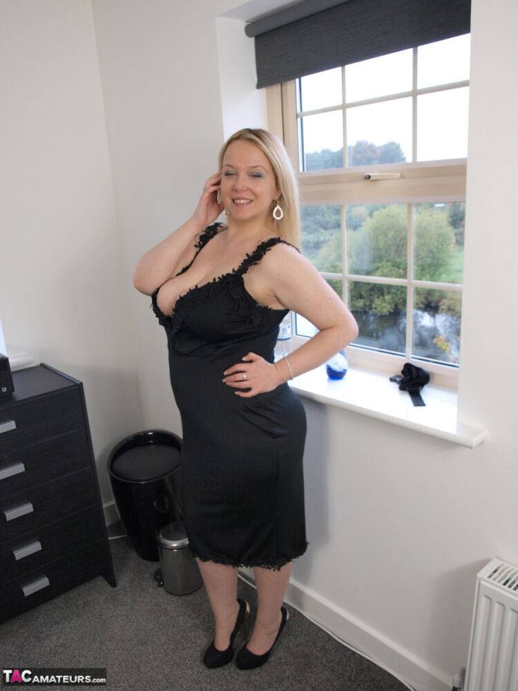 Overweight UK blonde Sindy Bust ditches a black dress to get naked on a bed - #9