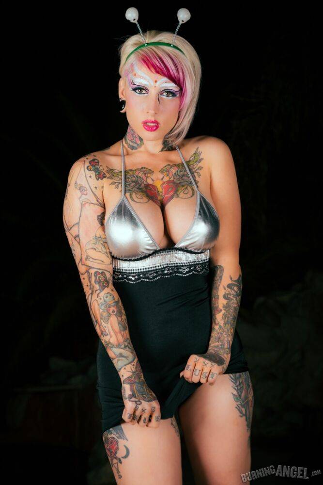 Tattooed chick with dyed hair Jessie Lee works free of bikini top and skirt - #12