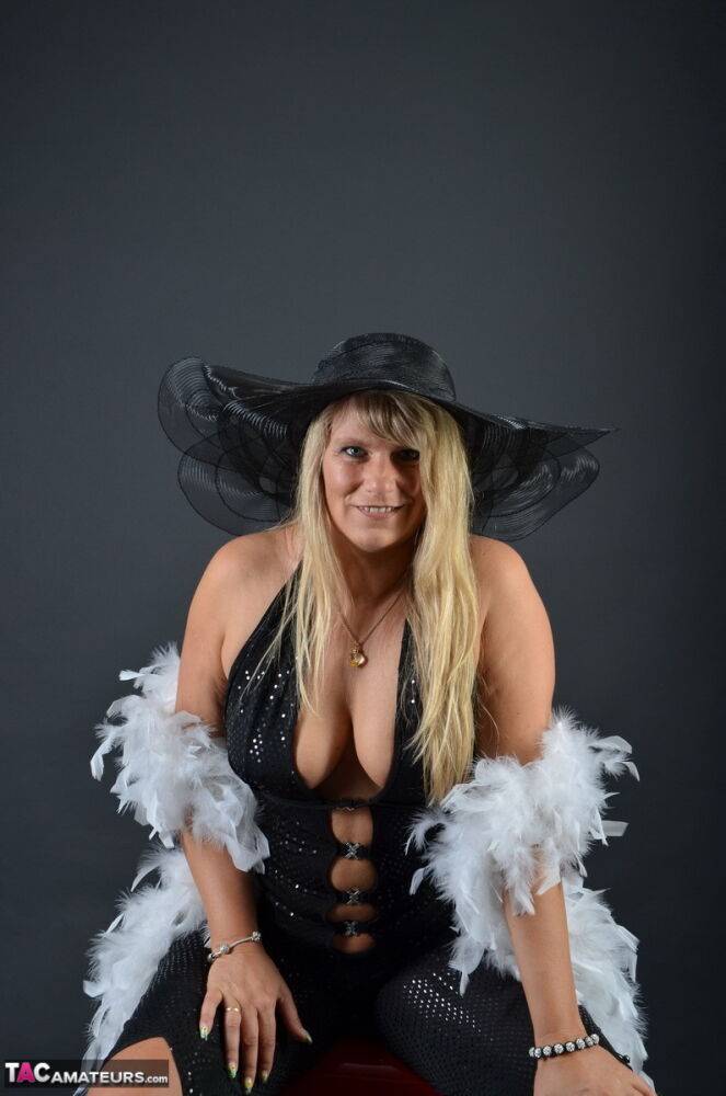 Middle-aged blonde Sweet Susi displays her tits and ass while in a big hat | Photo: 1325725