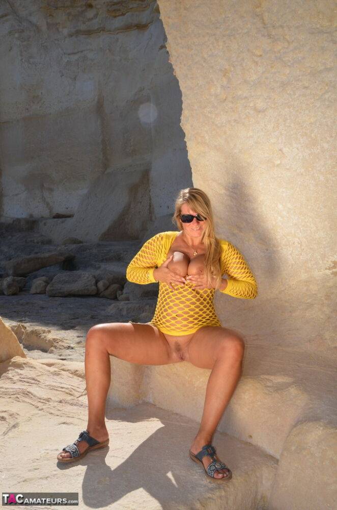 Over 30 blonde Sweet Susi exposes herself in arid conditions while in shades - #14