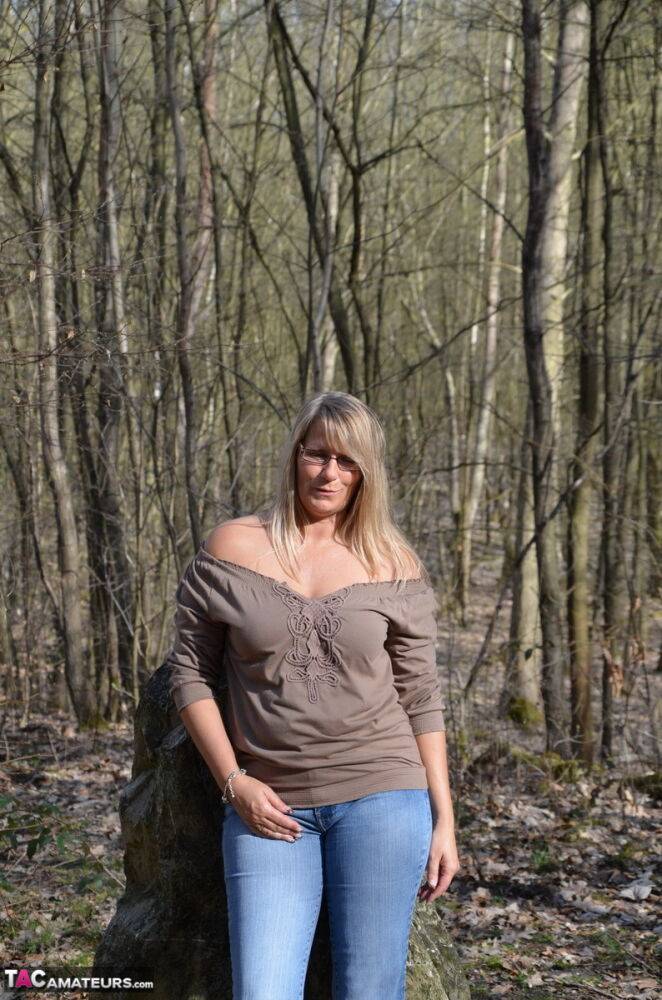 Middle-aged blonde Sweet Susi pulls down her jeans to show her bare ass | Photo: 1326765