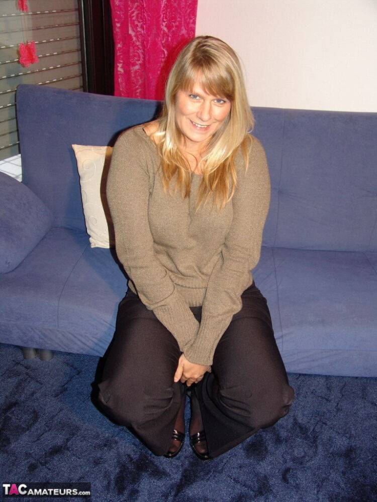 Blonde amateur Sweet Susi dildos her vagina in nylon socks and heels - #2