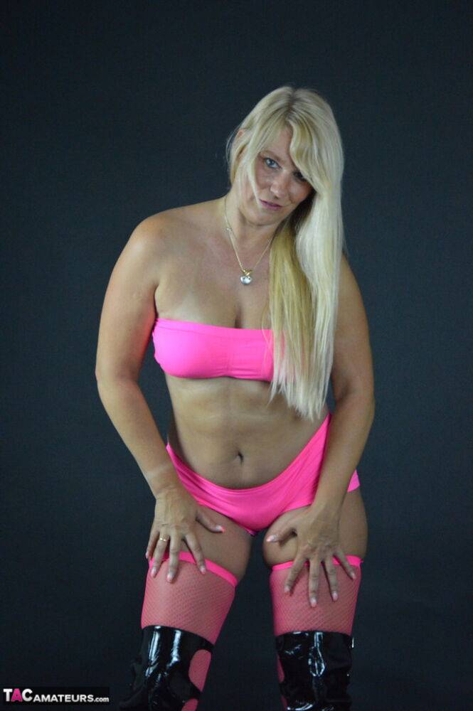 Older blonde Sweet Susi doffs hot pink attire before a finger fuck | Photo: 1329012