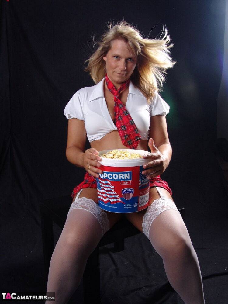 Blonde amateur Sweet Susi gets completely naked while eating a tub of popcorn | Photo: 1330149