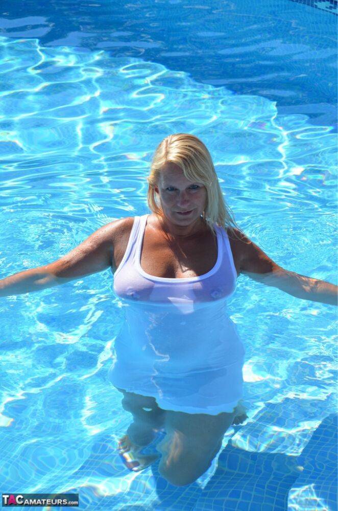 Thick blonde amateur Sweet Susi frees her tits and twat from wet clothing | Photo: 1330570