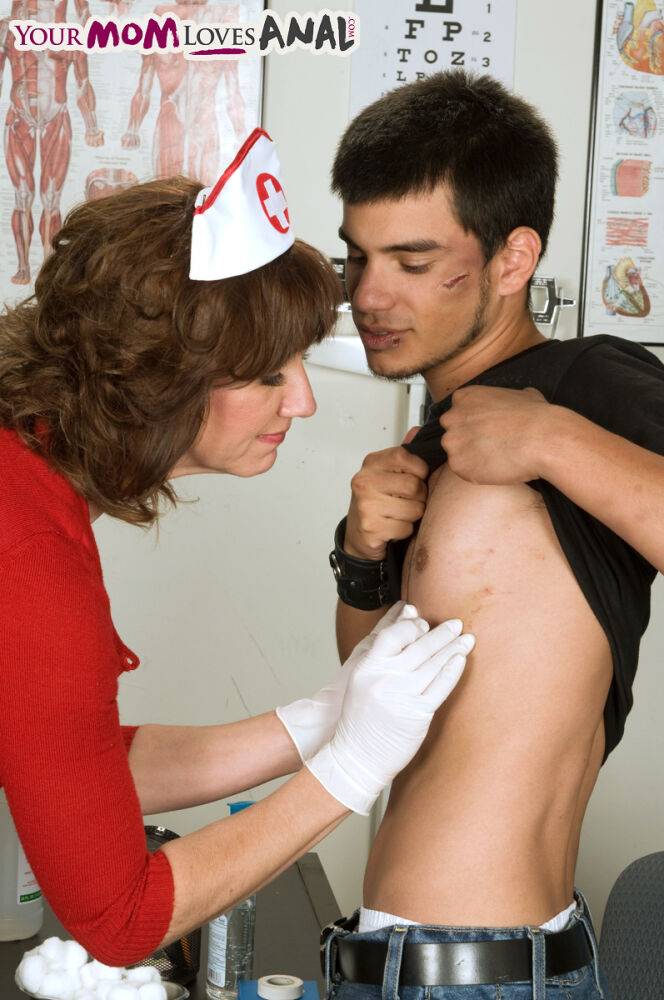 Mature nurse Elle Denay swaps oral with a young boy after cleaning his wounds - #7