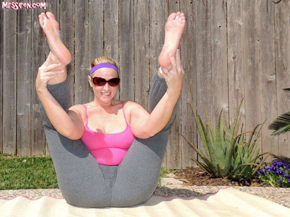 Blonde chick Dee Siren frees her huge ass from yoga pants outdoors on yoga mat - #4