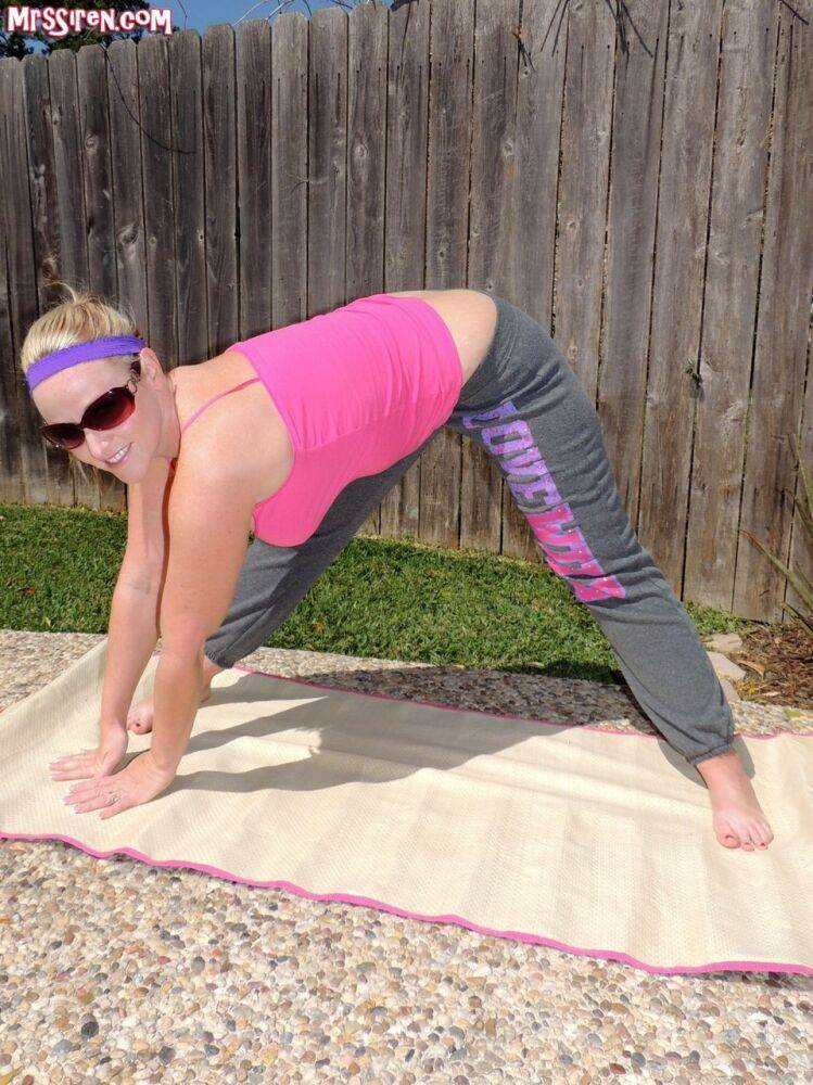 Blonde chick Dee Siren frees her huge ass from yoga pants outdoors on yoga mat - #9