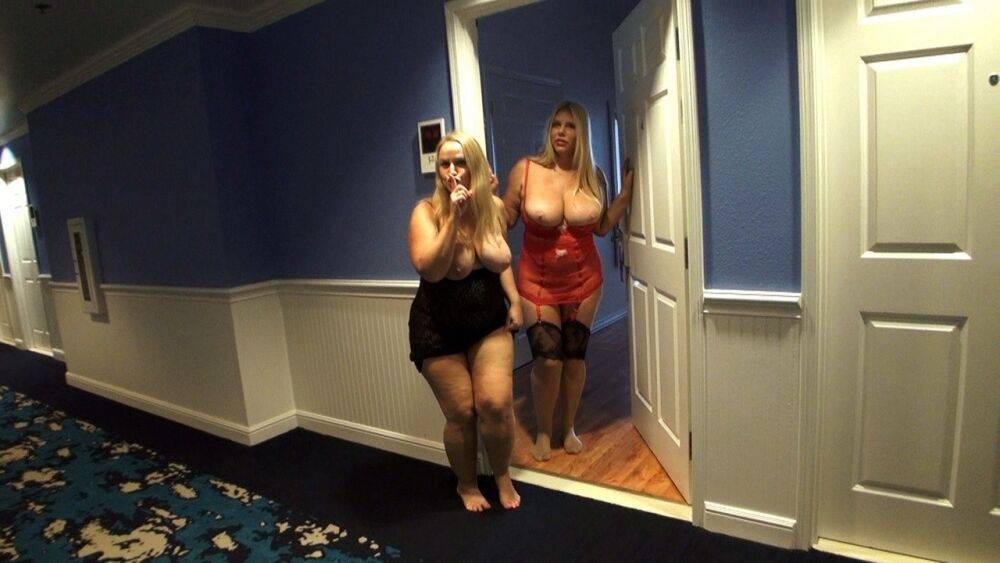Big boobed blondes Dee Siren & Karen Fisher stack asses before finger fucking | Photo: 1457799