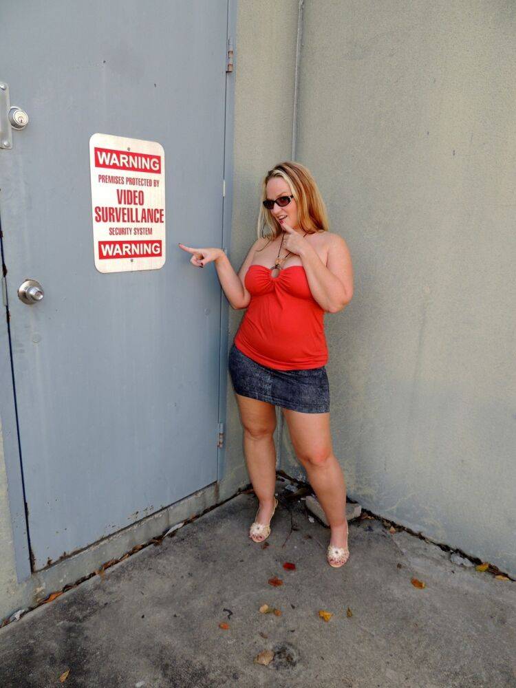 Overweight amateur Dee Siren fists and dildos her cunt out back of a business - #12