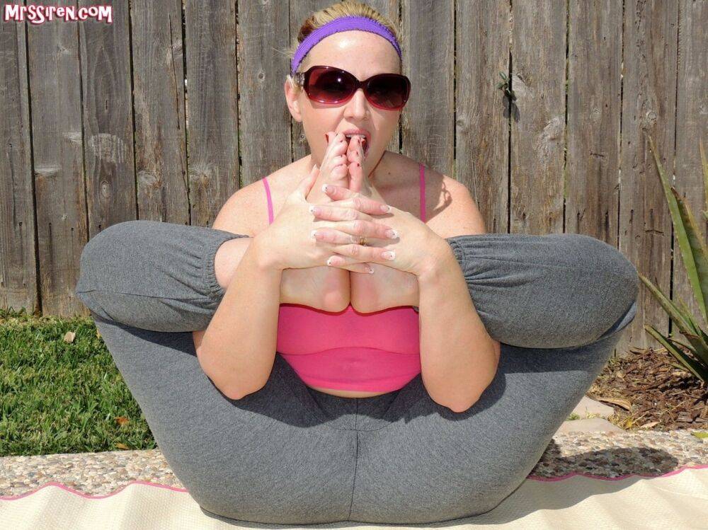 Amateur chick Dee Siren exposes her big butt while doing yoga outdoors - #9