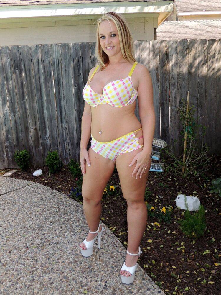 Blonde amateur Dee Siren flaunts her huge ass in white platform heels - #9