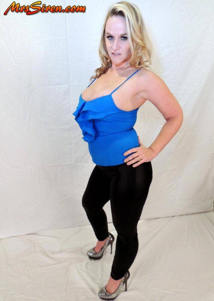 Amateur model Dee Siren displays her cleavage while wearing black leggings - #4