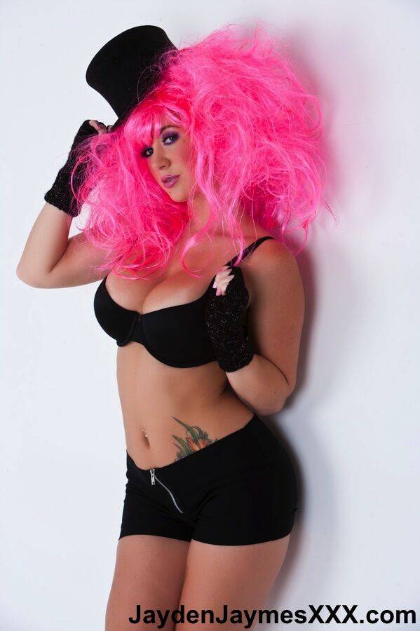 Solo model Jayden Jaymes bares he big tits and bald twat in a pink wig and hat - #8