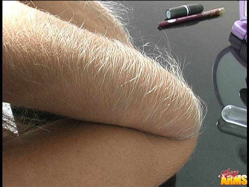 Amateur female Lori Anderson displays her really hairy arms - #7