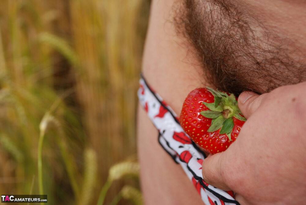 Older British amateur Juicey Janey shows her tits and twat in a field of wheat - #11