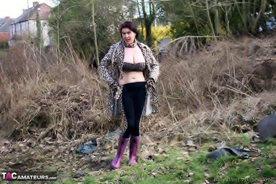 UK girl Juicey Janey bares her juggs before pulling down her tights in a field - #11