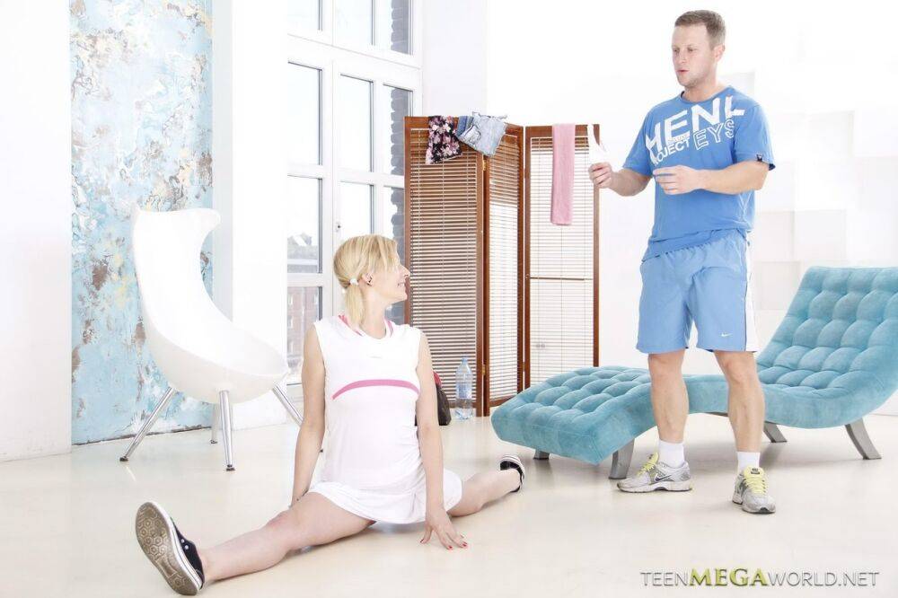 Natural blonde Bella Donna does the splits before fucking her personal trainer - #9