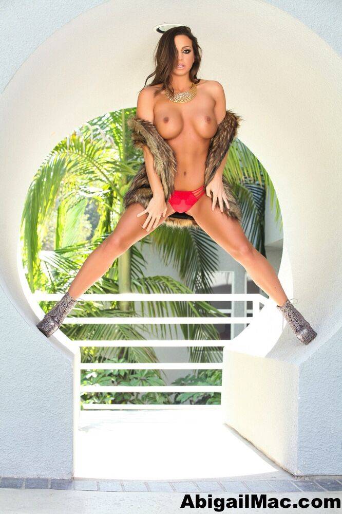 Solo model Abigail Mac strikes great nude poses in a breezeway - #11