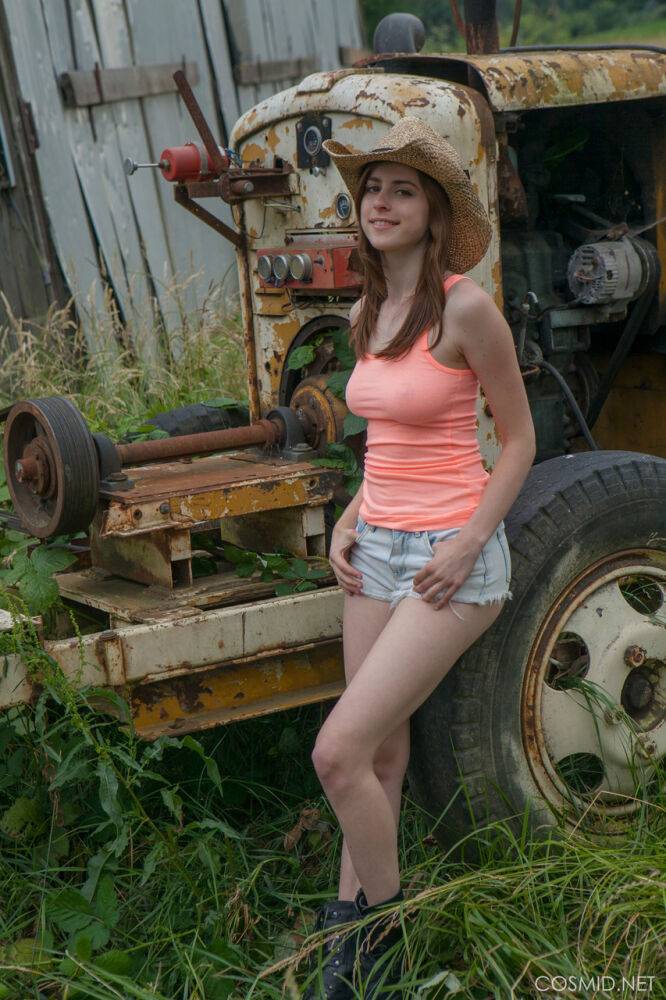 Redhead amateur Eva Green touts her fat ass in front of a box car in straw hat - #11