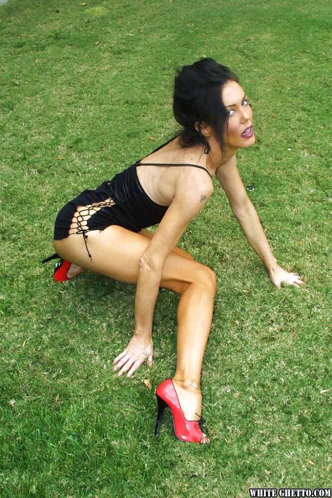 Outdoor posing from a mature Latina babe in high heels Nancy Vee - #9