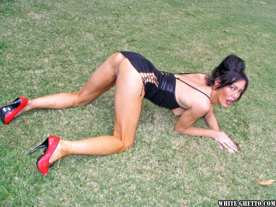 Outdoor posing from a mature Latina babe in high heels Nancy Vee - #8