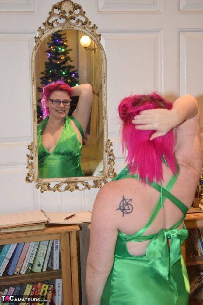Tattooed amateur Mollie Foxxx exposes herself afore a fireplace in a dress | Photo: 2227650