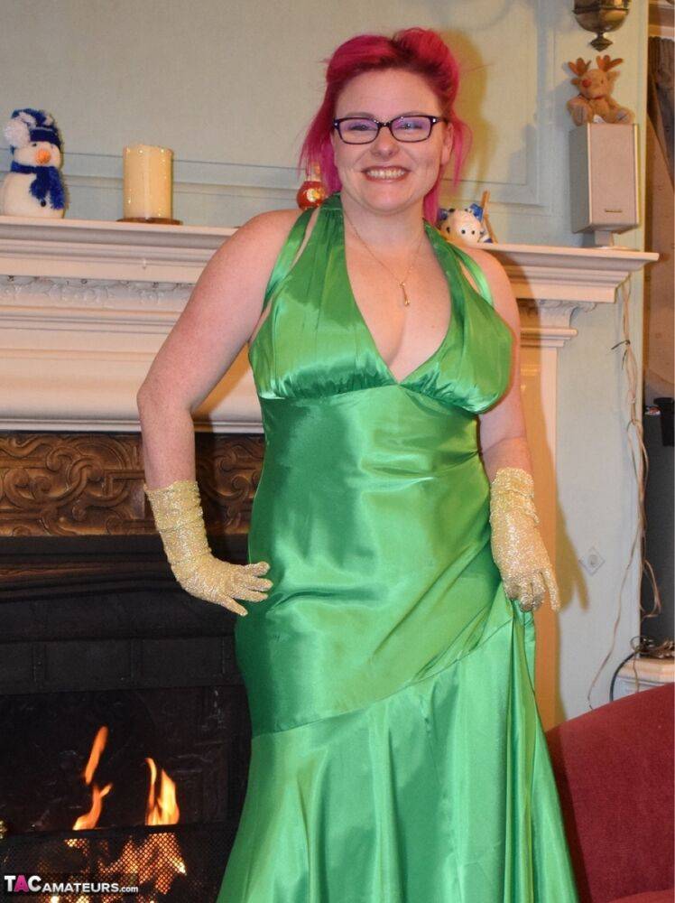 Tattooed amateur Mollie Foxxx exposes herself afore a fireplace in a dress | Photo: 2227604