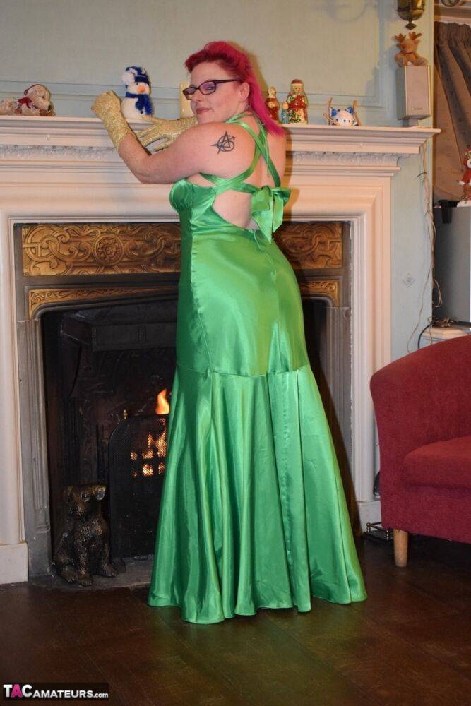 Tattooed amateur Mollie Foxxx exposes herself afore a fireplace in a dress | Photo: 2227663