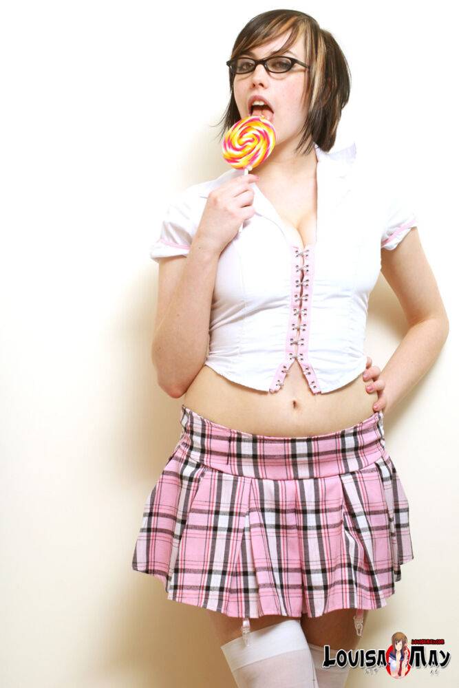 Amateur candy lover Louisa May reveals her killer tits while having a lollipop | Photo: 2325881