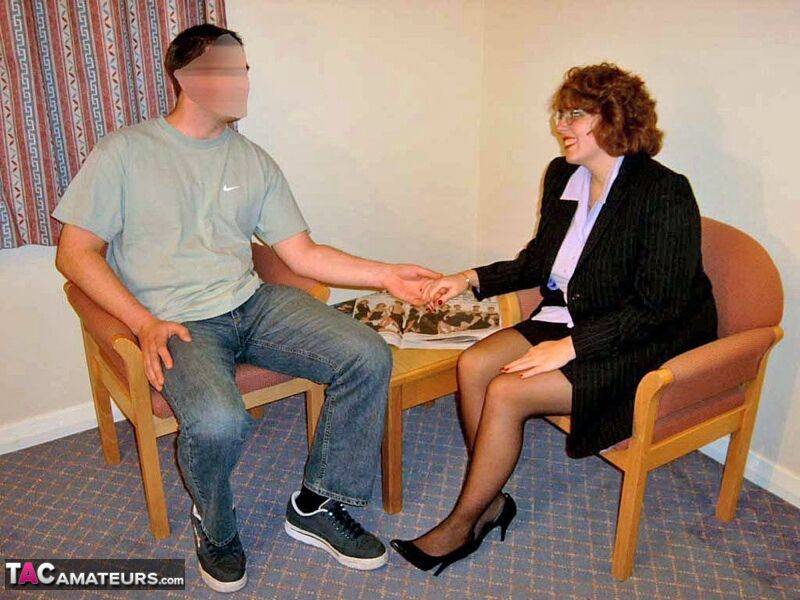 Fat mature escort with curly red hair entertains a man in a motel room - #12