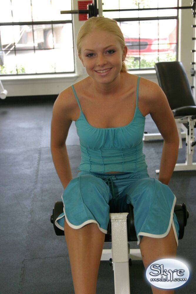 Hot fit amateur Skye Model shows cleavage and sexy bare feet a the gym - #8