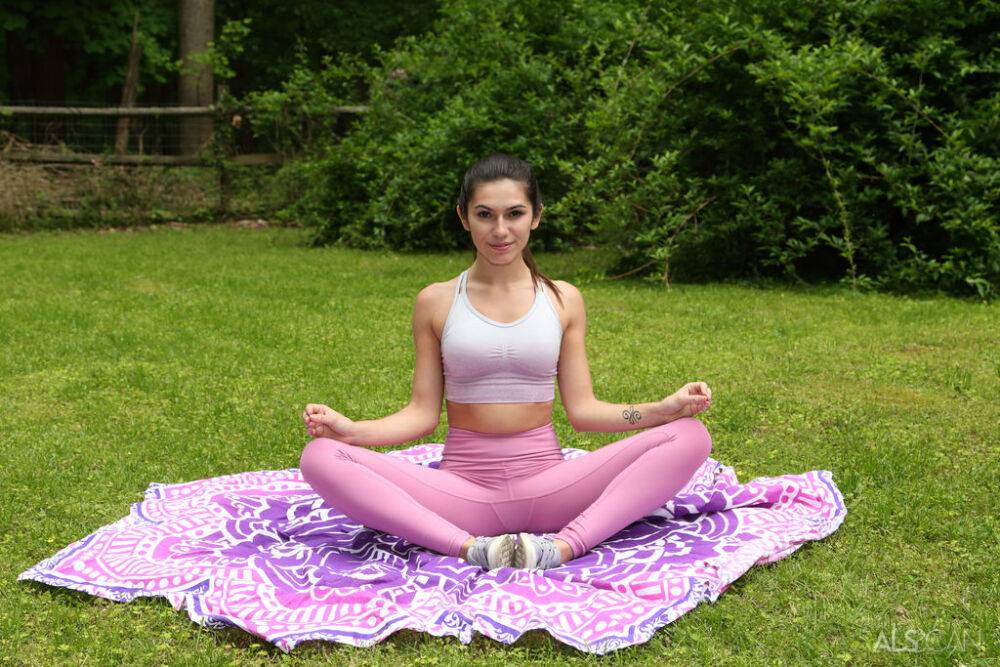 Amateur chick Gianna Gem sticks a baseball bat in her twat after yoga outdoors - #5