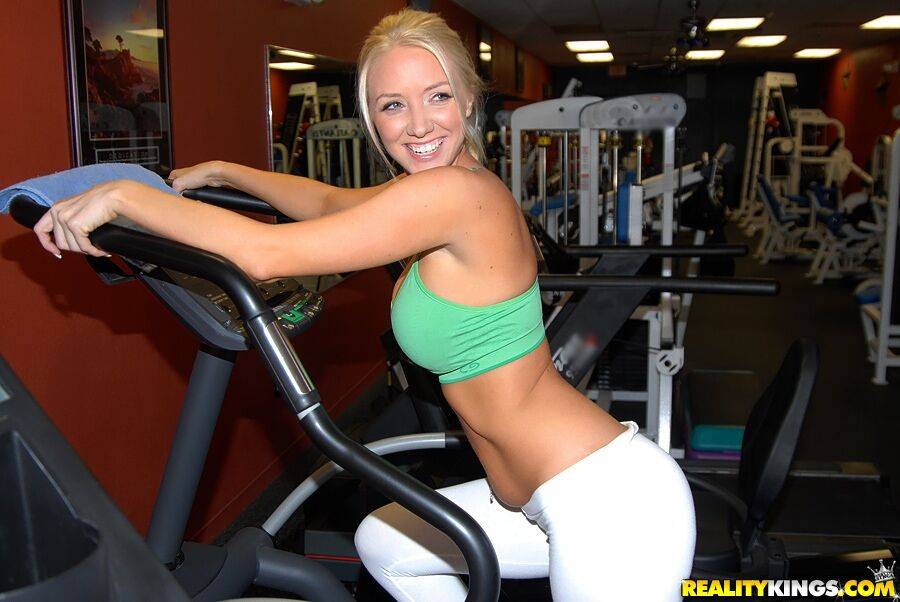 Insanely hot blonde exposing her perfect fucking body in the gym - #3