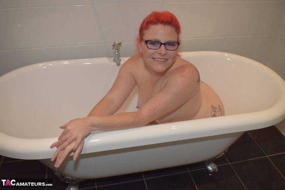 Tattooed redhead Mollie Foxxx models completely naked in a bathroom | Photo: 2681186