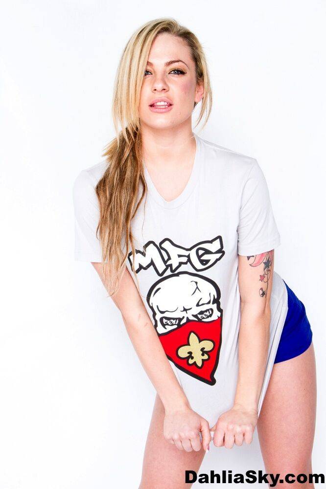 Sexy blonde Dahlia Sky models a T-shirt and booty shorts during SFW action | Photo: 2689269