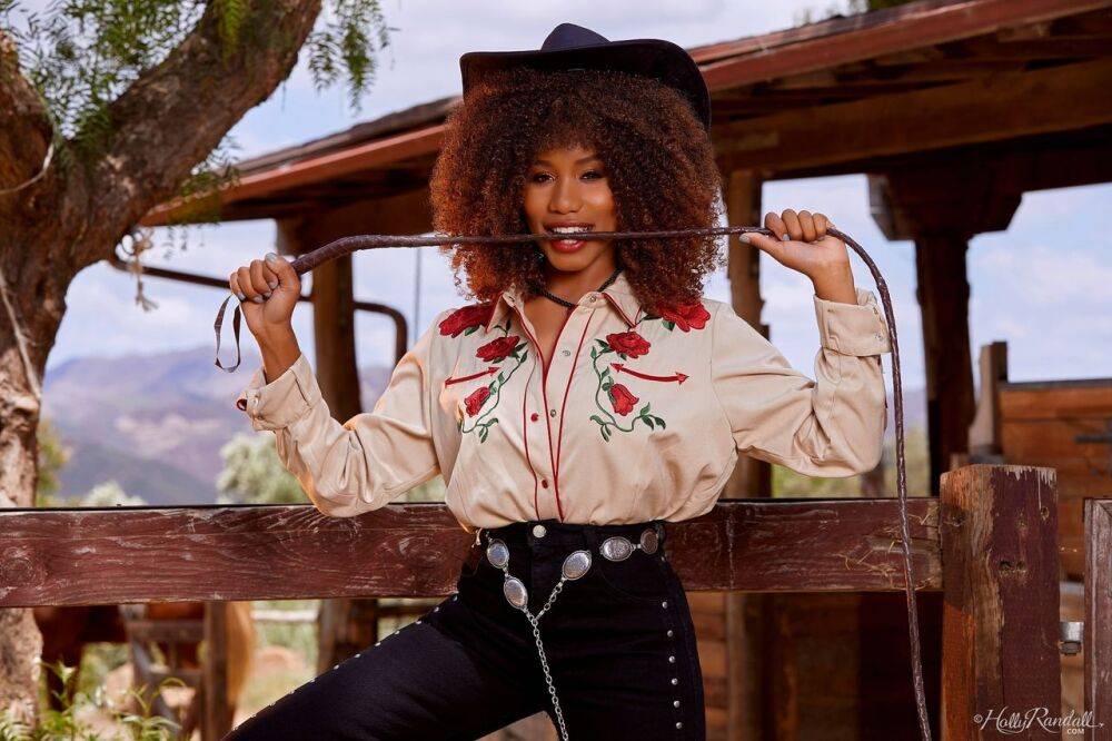 Ebony babe Jenna Foxx sports big hair while getting naked in cowgirl boots - #6