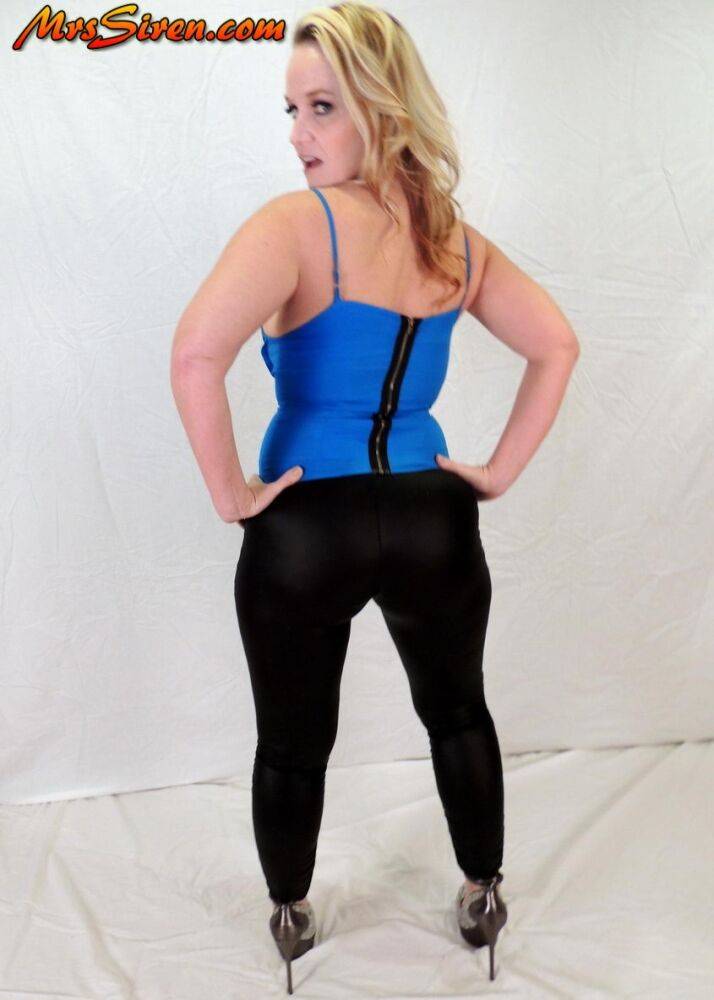 Blonde amateur Dee Siren displays her cleavage while wearing black leggings - #3