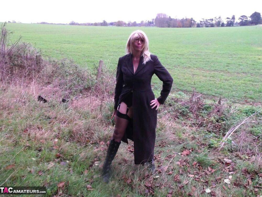 Mature amateur Barby Slut flashes in various British locations - #15