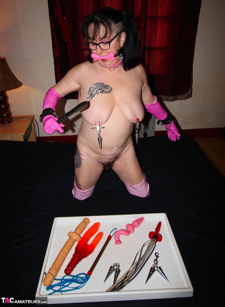 Amateur woman Mary Bitch smacks her beaver while wearing pink latex boots | Photo: 3030376