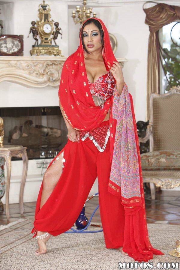 Voluptuous Indian MILF Priya Anjeli Rai gets rid of her ethnical outfit - #16