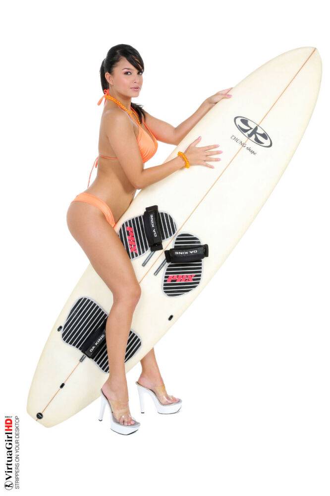Sexy surfer girl Sarah peels off her bikini to model naked on her board | Photo: 3253010