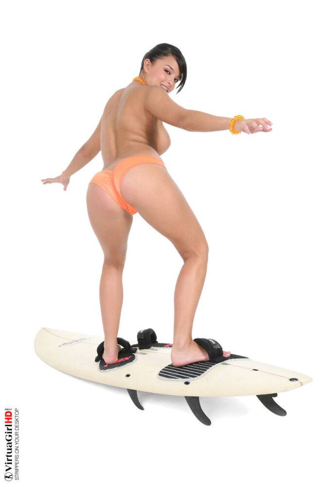 Sexy surfer girl Sarah peels off her bikini to model naked on her board | Photo: 3253057