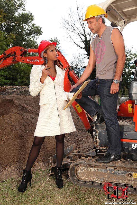 Site inspector Katia De Lys shows foreman who's boss with blowjob & bang | Photo: 3308054