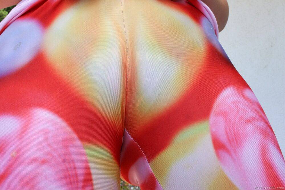 Curvy Euro female Valentina Nappi loosing big white butt from yoga pants - #5