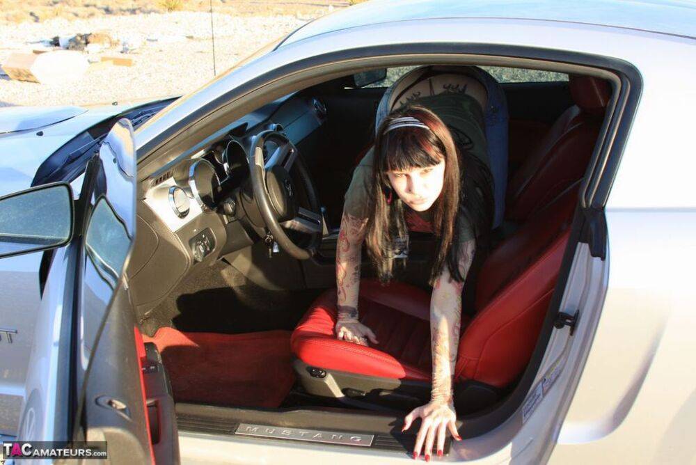 Brunette amateur Susy Rocks exposes her nice tits while inside a muscle car | Photo: 3519264