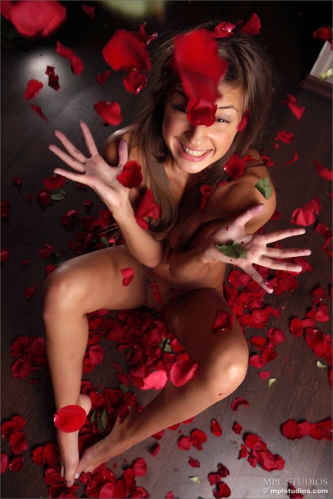 Glamour model gets totally naked while covered in long stem roses - #5