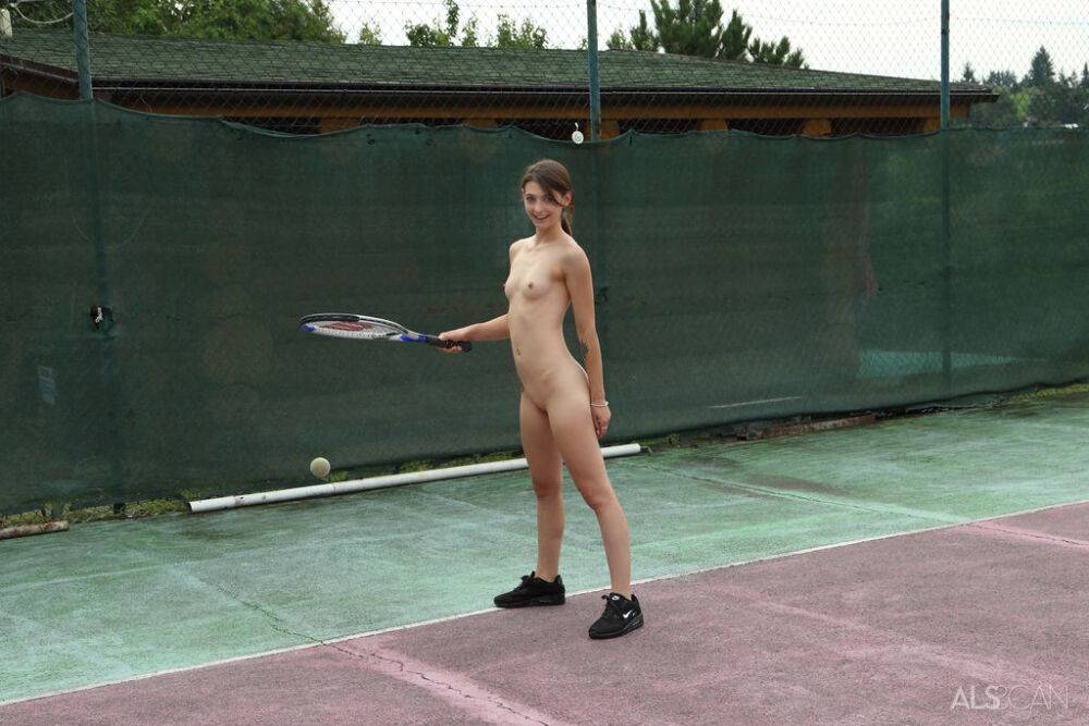 Fit amateur Tera Link slide a banana in her bald slit after playing tennis - #11