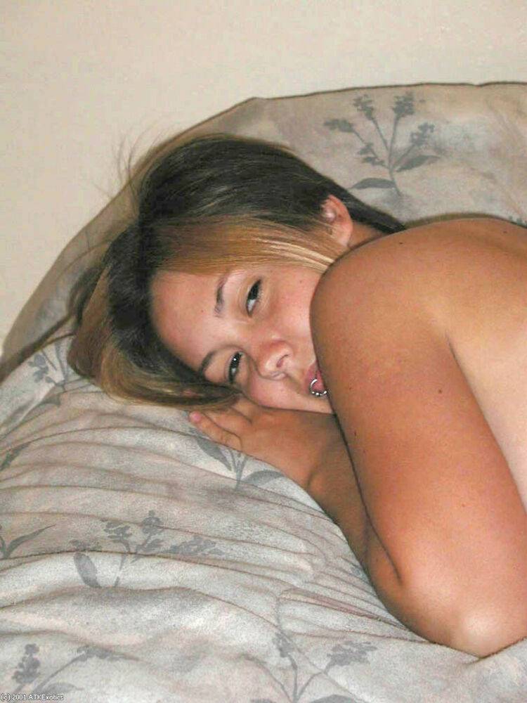 Amateur chick Gwen revealing tattoos and and trimmed snatch while undressing - #13