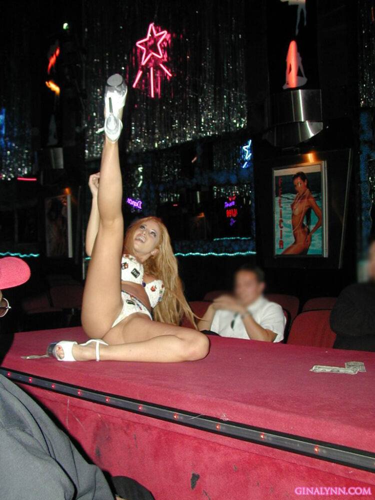 Blonde stripper puts on a show before being humped onstage | Photo: 3990173
